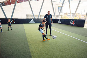 Zidane qui entraîne un garçon