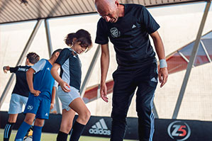Zidane qui montre des gestes techniques à une fille
